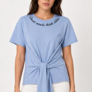 Camiseta azul letra y lazo - modelo