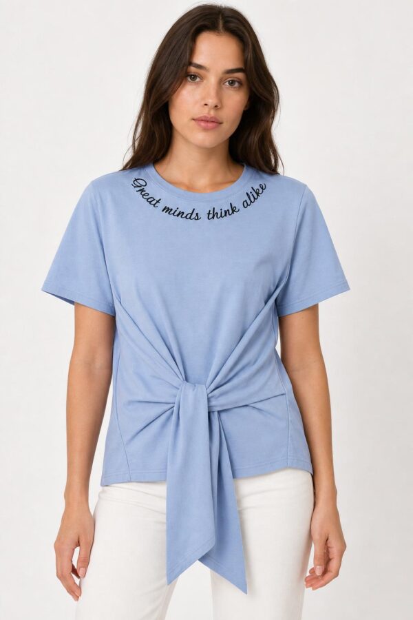 Camiseta azul letra y lazo - modelo