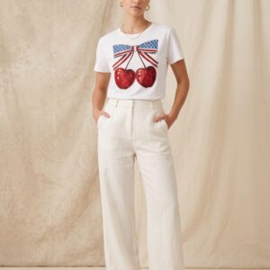 Camiseta cerezas blanca en modelo