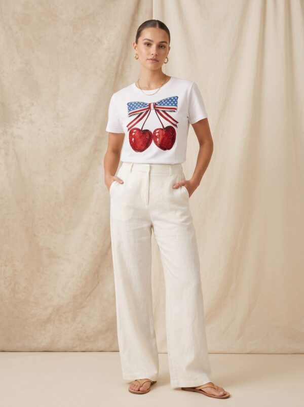 Camiseta cerezas blanca en modelo