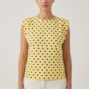 Camiseta lunares amarilla en modelo