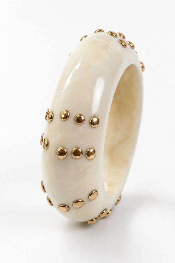 Pulsera nácar beige tachas