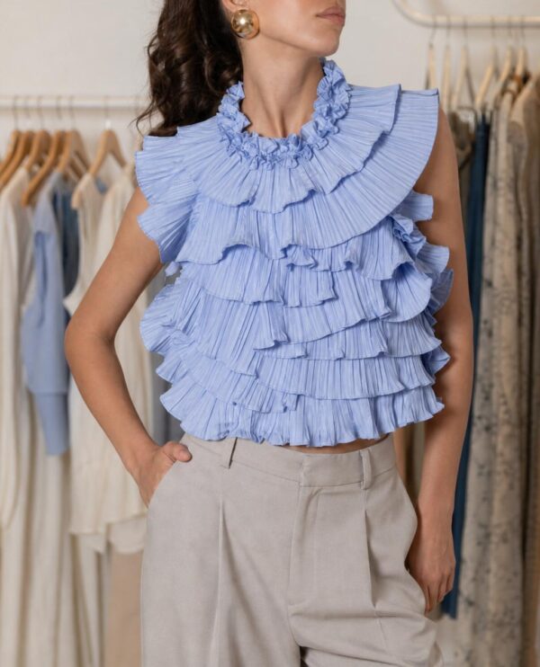 Top Jerez azul frontal en modelo