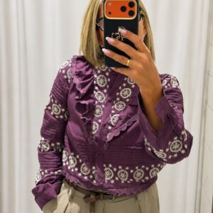 Blusa Amatista morada con bordados y volantes