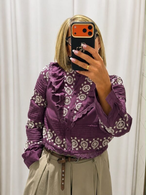 Blusa Amatista morada con bordados y volantes