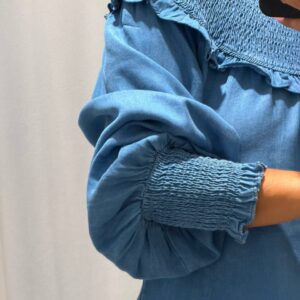 Camisa Azura azul denim ligera con cuello y puños elásticos