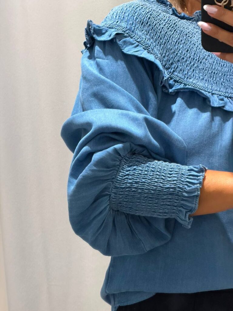Camisa Azura azul denim ligera con cuello y puños elásticos