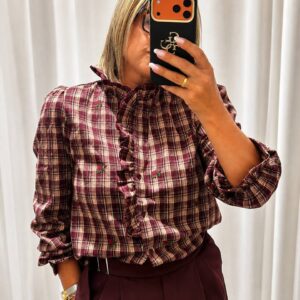Camisa Roma de cuadros burdeos con bordados florales, vista frontal