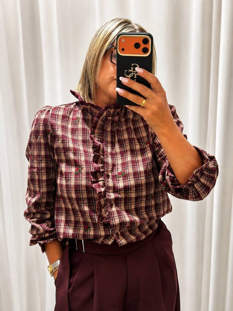 Camisa Roma de cuadros burdeos con bordados florales, vista frontal