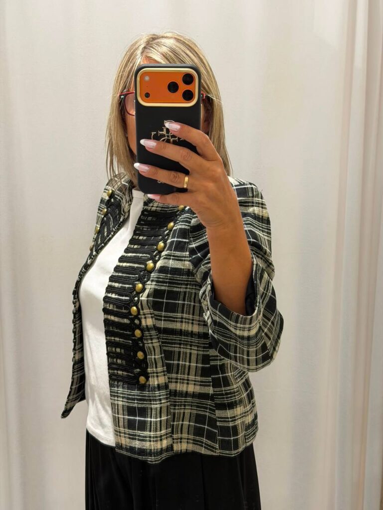 Chaqueta Bellagio de cuadros negro y beige con botones dorados