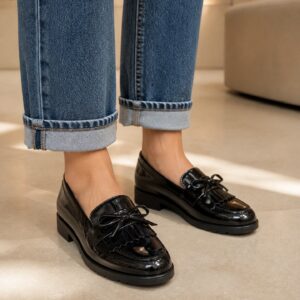 Mocasín Coquette negro de charol con flecos y lazo