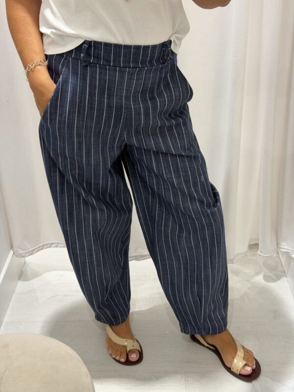 Pantalón Carla de rayas en color azul marino