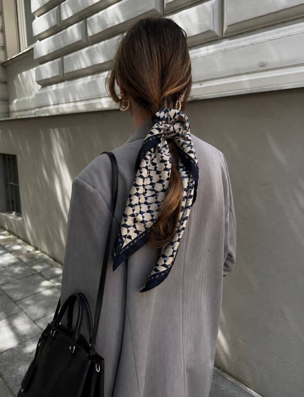 Pañuelo Print azul y beige anudado en una coleta