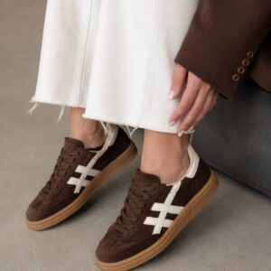 Zapatillas Moka marrones con detalles blancos y suela caramelo
