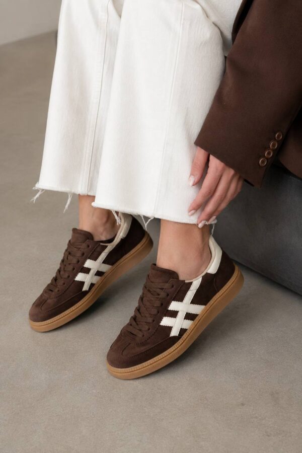 Zapatillas Moka marrones con detalles blancos y suela caramelo