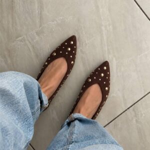Bailarinas Capri marrones con tachuelas doradas, puestas en los pies