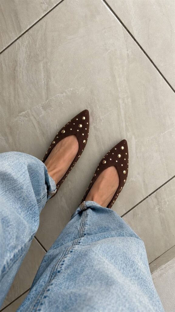 Bailarinas Capri marrones con tachuelas doradas, puestas en los pies
