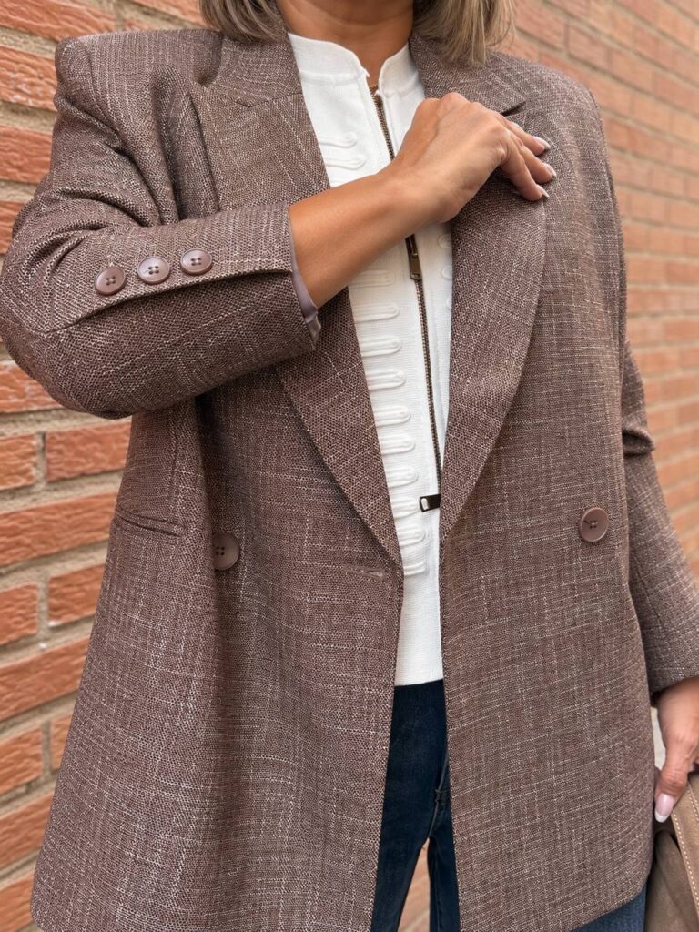 Blazer Julia jaspeada, detalle frontal