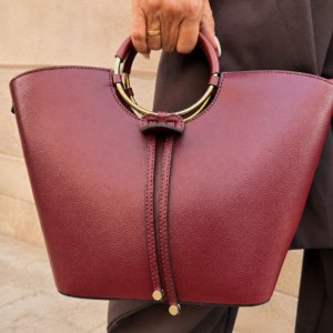 Bolso Cloe de piel en color burdeos, detalle