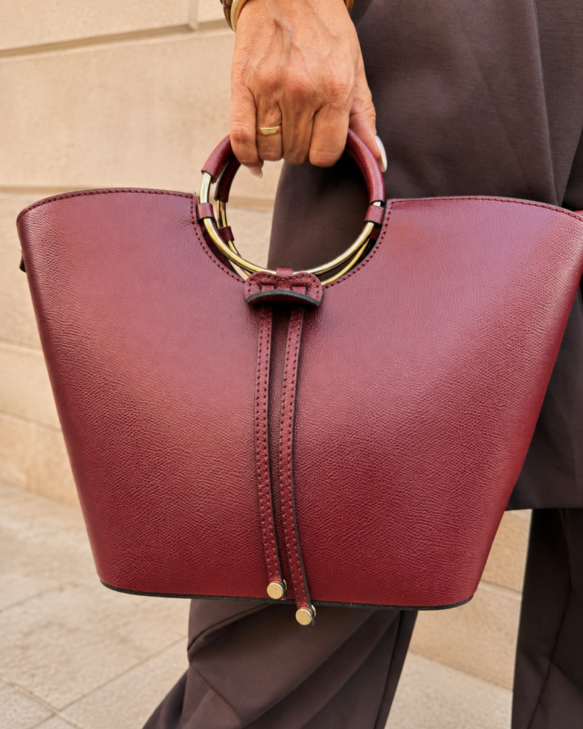Bolso Cloe de piel en color burdeos, detalle