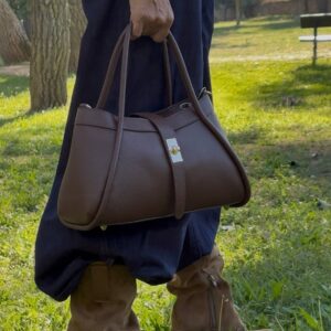Bolso Libia Coffee de piel, portada con modelo