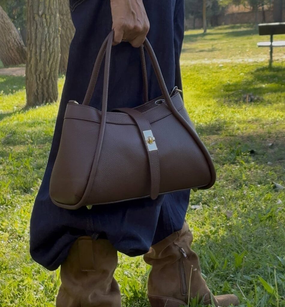 Bolso Libia Coffee de piel, portada con modelo