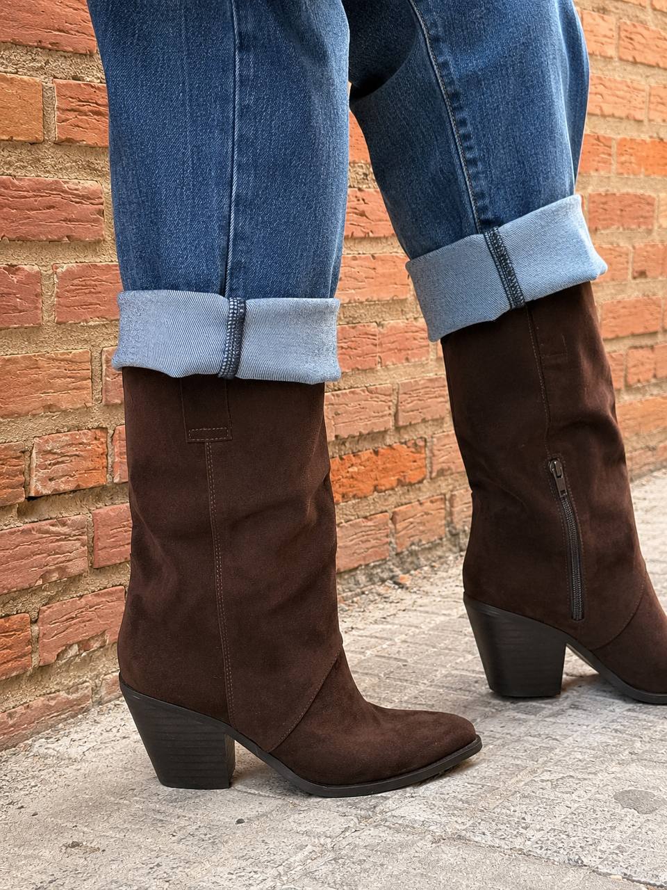 Bota Montana Coffee, vista lateral con detalle de cremallera
