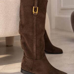 Botas Horse de Corina en color coffee, vista puesta de cuerpo completo