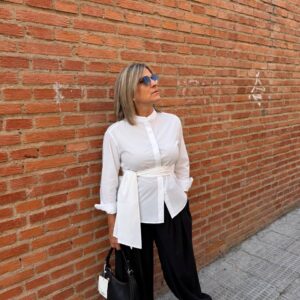 Camisa Amara blanca con cuello mao, vista frontal