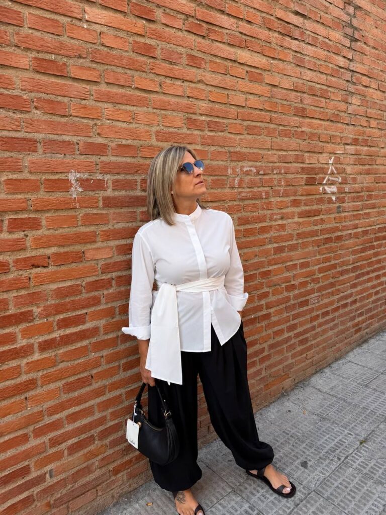 Camisa Amara blanca con cuello mao, vista frontal