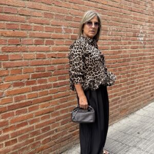 Camisa Zaira con estampado de leopardo y volantes