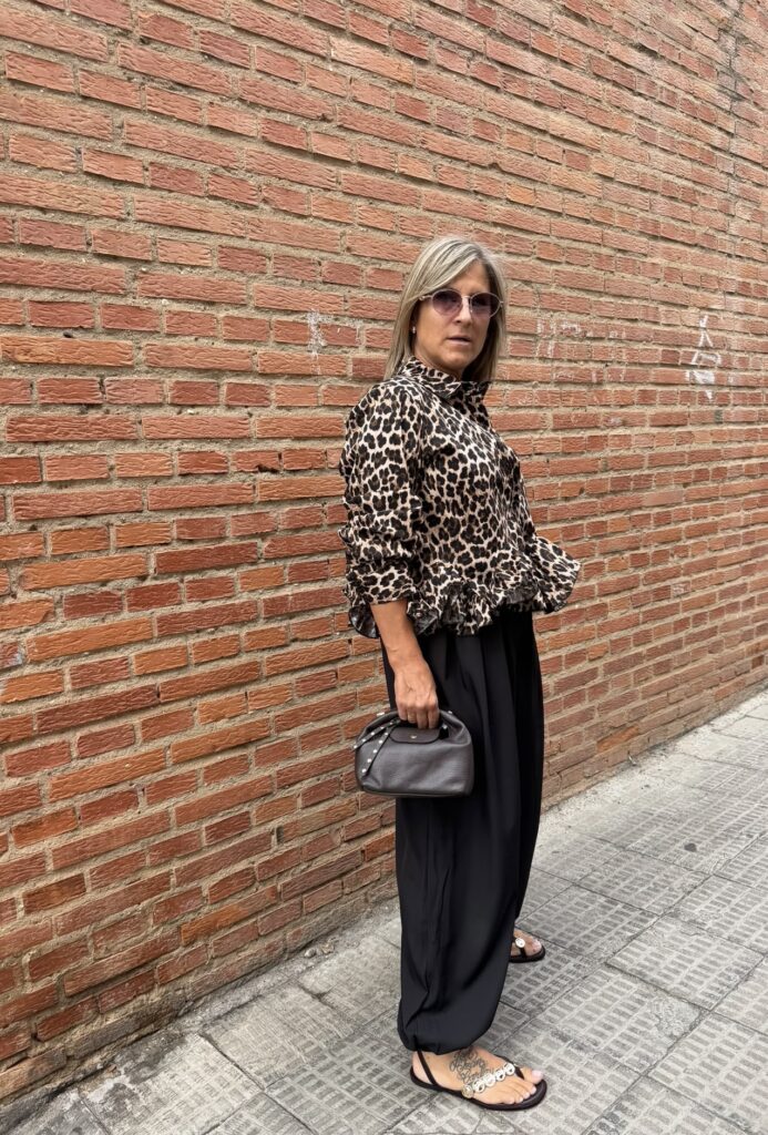 Camisa Zaira con estampado de leopardo y volantes