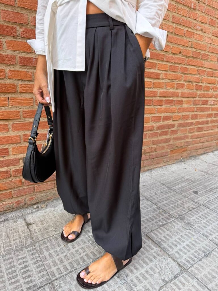 Pantalón Oxford bombacho negro, vista frontal