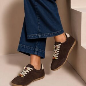 Zapatillas Bimba en color coffee de Corina, puestas