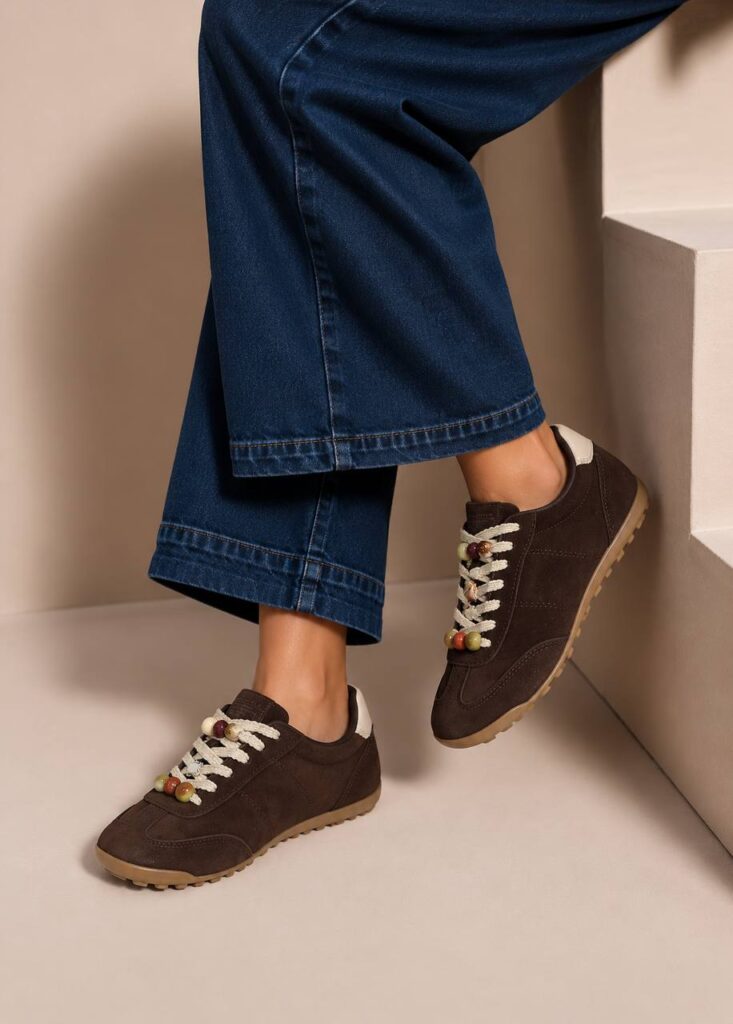 Zapatillas Bimba en color coffee de Corina, puestas